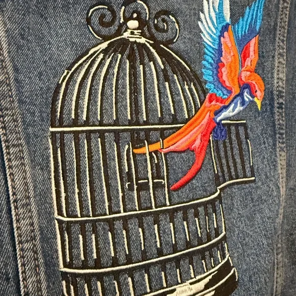 BEAUTIFUL!♥️ Levi's Denim Jacket Embroidered Bird Freedom Women's S/M - Picture 3 of 9